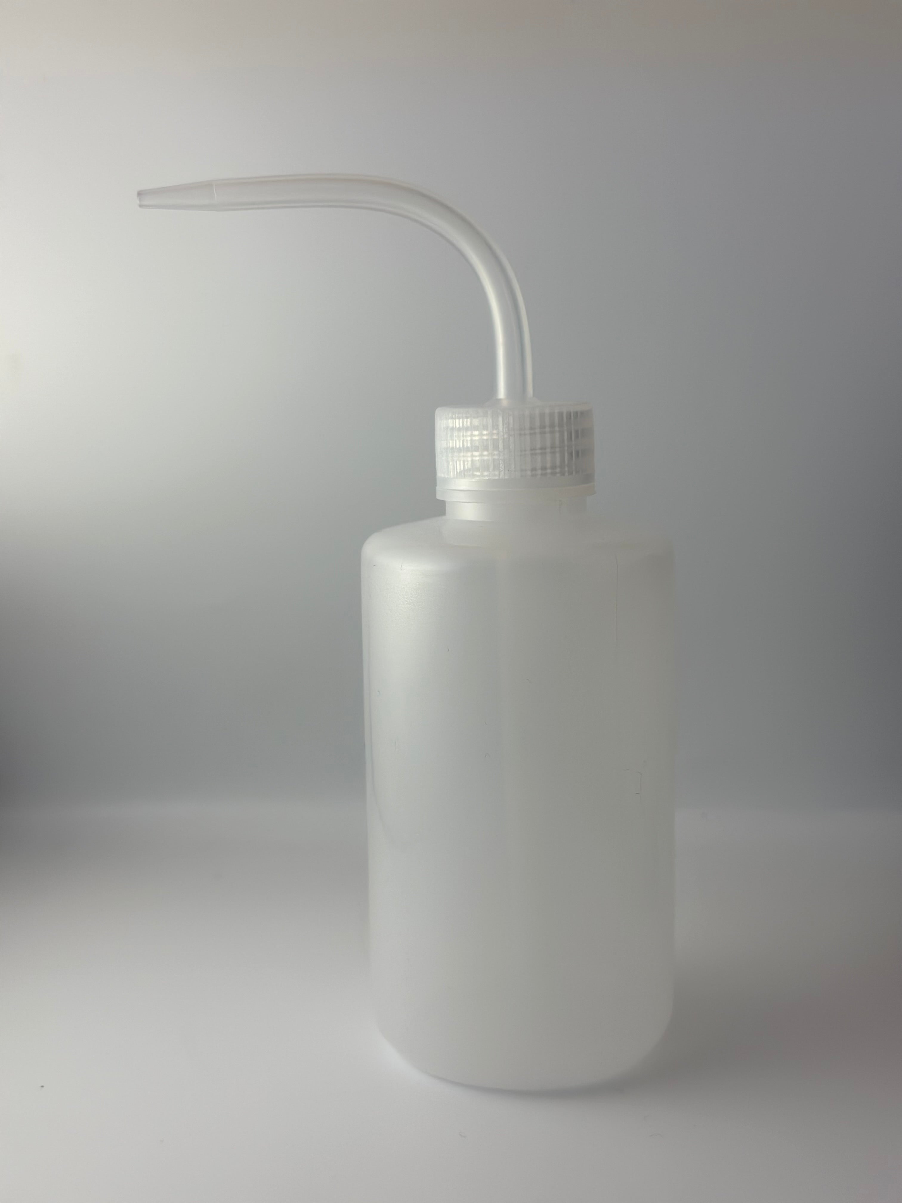 Bottiglia da 250 ml in plastica bianca trasparente con imboccatura stretta, ideali per diluire con l’utilizzo d’acqua e green soap.