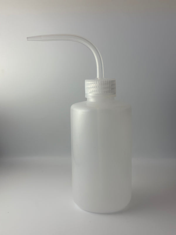 Bottiglia da 250 ml in plastica bianca trasparente con imboccatura stretta, ideali per diluire con l’utilizzo d’acqua e green soap.
