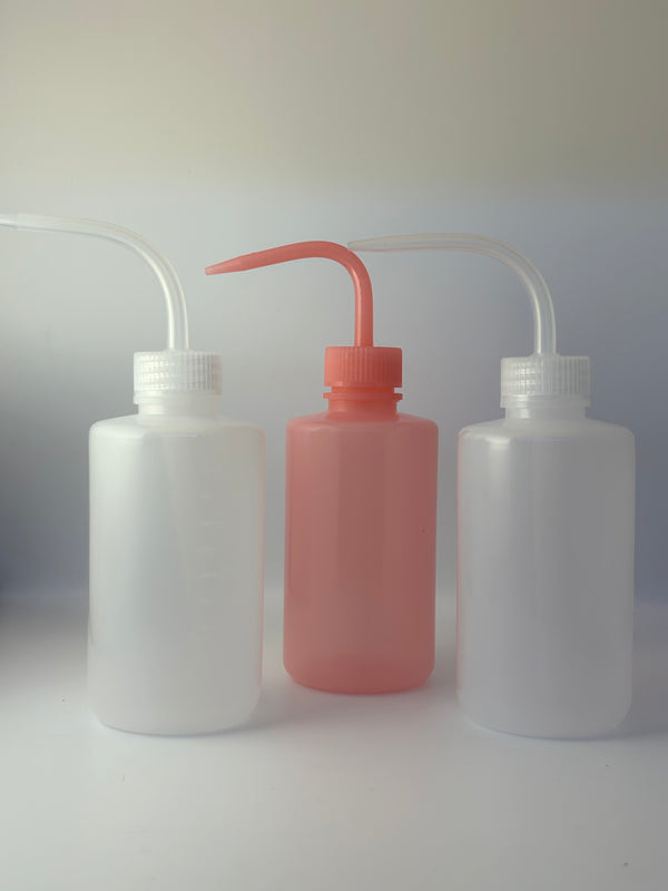 Bottiglia da 250 ml in plastica bianca trasparente con imboccatura stretta, ideali per diluire con l’utilizzo d’acqua e green soap.